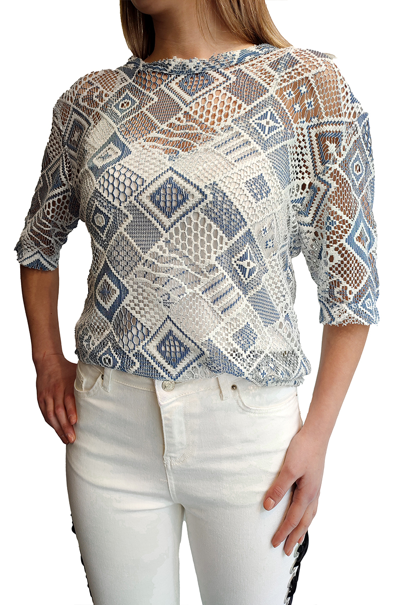 Διάτρητη μπλούζα με γεωμετρικά σχέδια σε αποχρώσεις σιέλ και λευκού